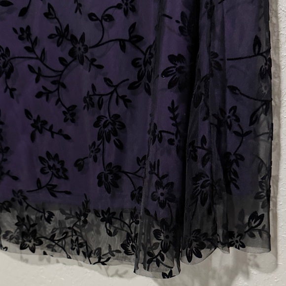 Elegant Black Floral Skirt - Picture 2 of 3